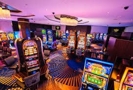 Live Baccarat ဂိမ်းစားပွဲ dealer ကဒ်ဖောက်ပေးနေသည်
